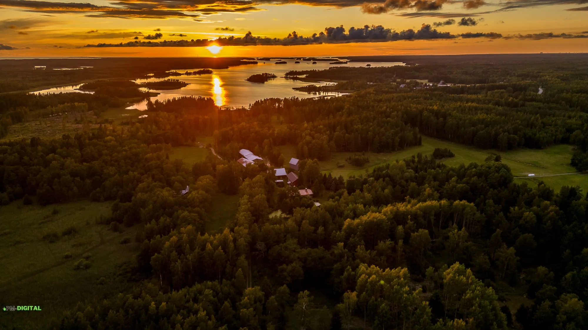Ilmakuva järvimaisemasta auringonlaskun aikaan Etelä-Pohjanmaalla